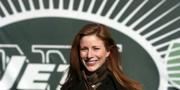 What is Diane Neal net worth estimated? How did he get his fortune?