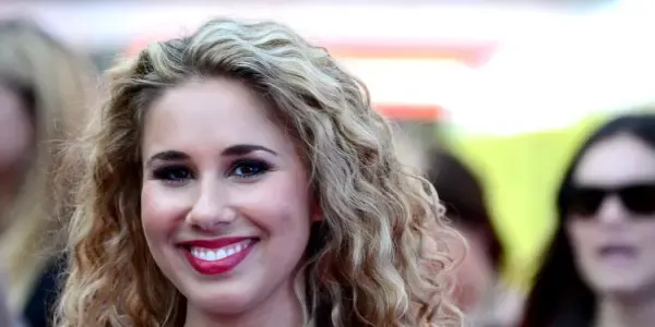 What is Haley Reinhart net worth estimated? How did he get his fortune?