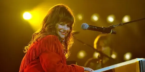 What is Jessi Colter net worth estimated? How did he get his fortune?
