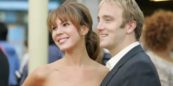 What is Nikki Cox net worth estimated? How did he get his fortune?