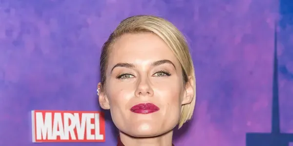What is Rachael Taylor net worth estimated? How did he get his fortune?