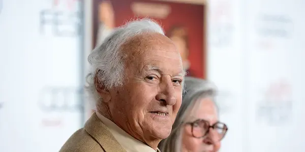 What is Robert Loggia net worth estimated? How did he get his fortune?