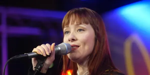 What is Suzanne Vega net worth estimated? How did he get his fortune?